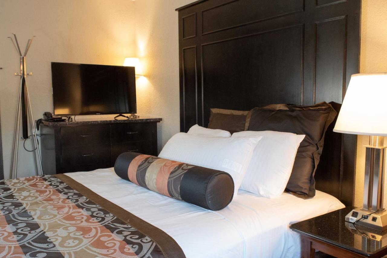 Hotel Chataura Dearborn Bagian luar foto