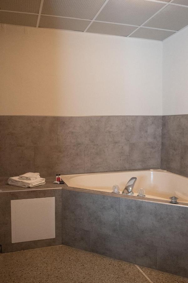 Hotel Chataura Dearborn Bagian luar foto