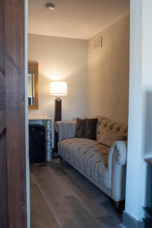 Hotel Chataura Dearborn Bagian luar foto